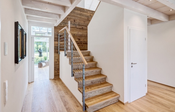 Stilvolle Podesttreppe aus Eichenholz – Musterhaus Avance 150